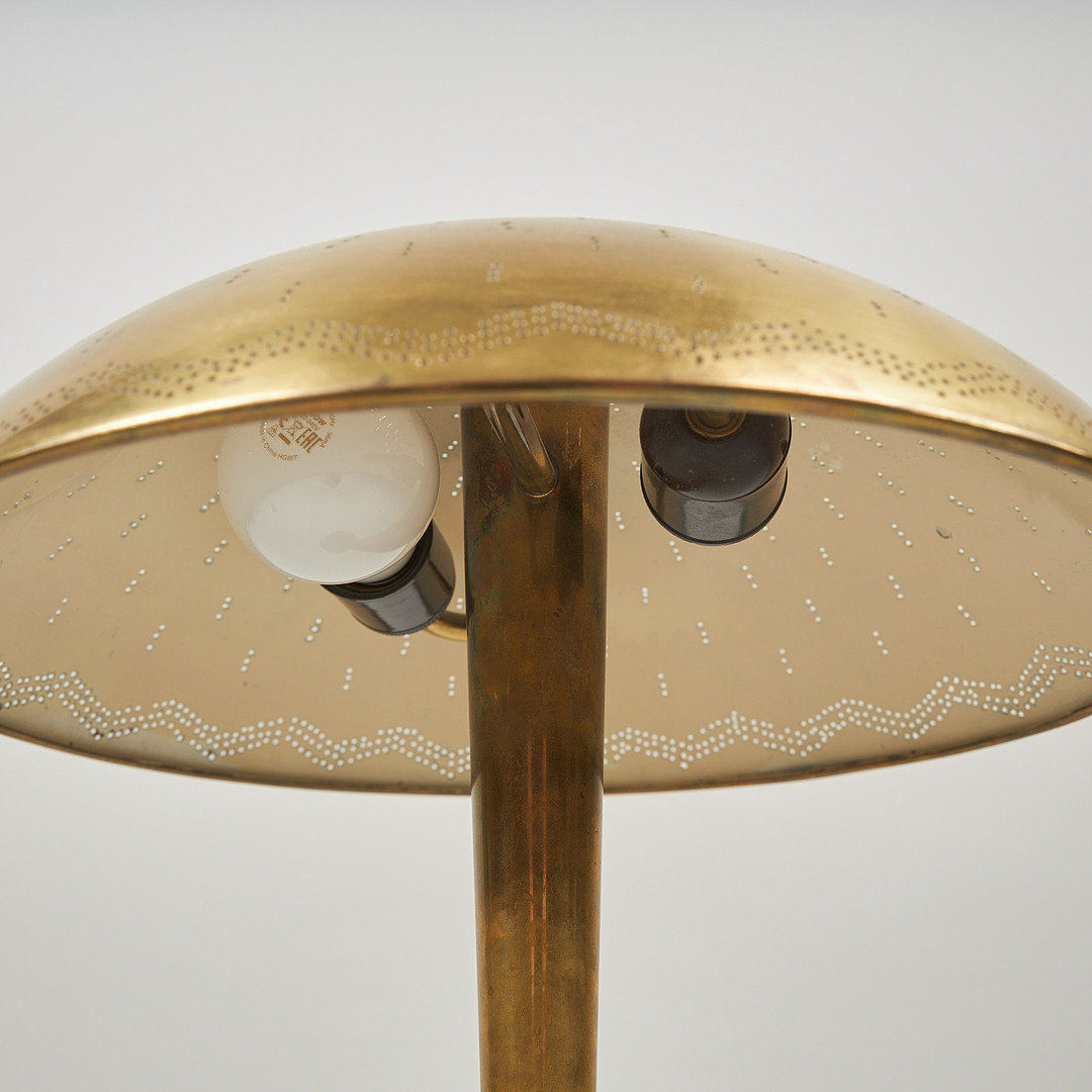 PAAVO TYNELL. BORDSLAMPA. modell 5061 Tillverkad av Taito Oy. 1940-tal.