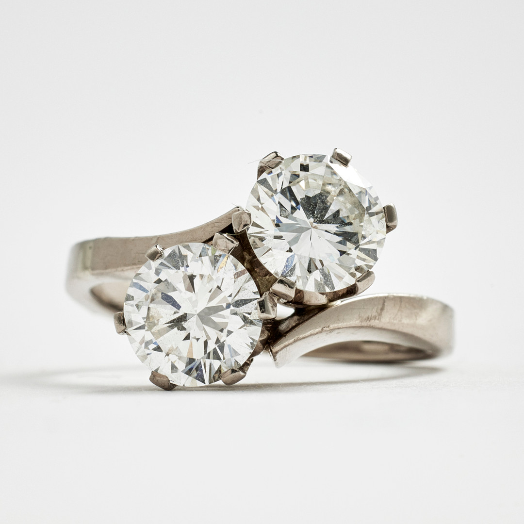 TVILLINGRING, 18 k vitguld, 2 briljantslipade diamanter à 0,95 ct resp. 0,96 ct, kvalitet G(TW)/IF, Stockholm 1978, otydlig mästarstämpel.