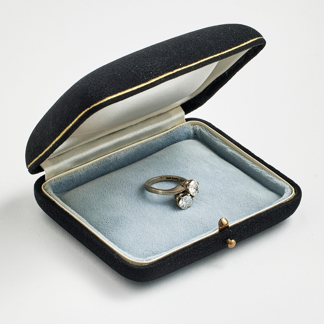 TVILLINGRING, 18 k vitguld, 2 briljantslipade diamanter à 0,95 ct resp. 0,96 ct, kvalitet G(TW)/IF, Stockholm 1978, otydlig mästarstämpel.
