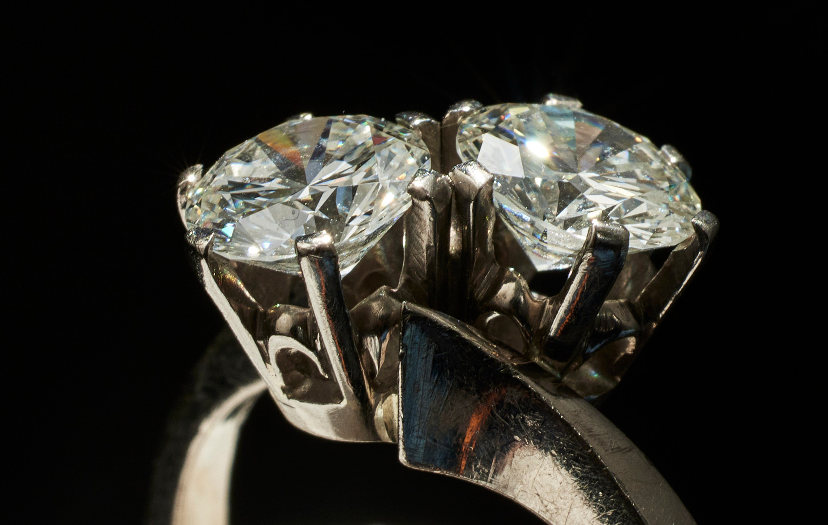 TVILLINGRING, 18 k vitguld, 2 briljantslipade diamanter à 0,95 ct resp. 0,96 ct, kvalitet G(TW)/IF, Stockholm 1978, otydlig mästarstämpel.