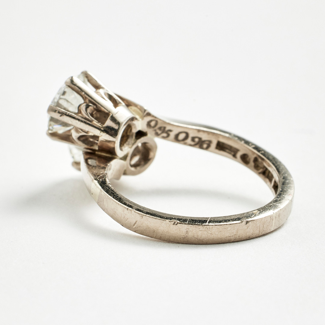 TVILLINGRING, 18 k vitguld, 2 briljantslipade diamanter à 0,95 ct resp. 0,96 ct, kvalitet G(TW)/IF, Stockholm 1978, otydlig mästarstämpel.