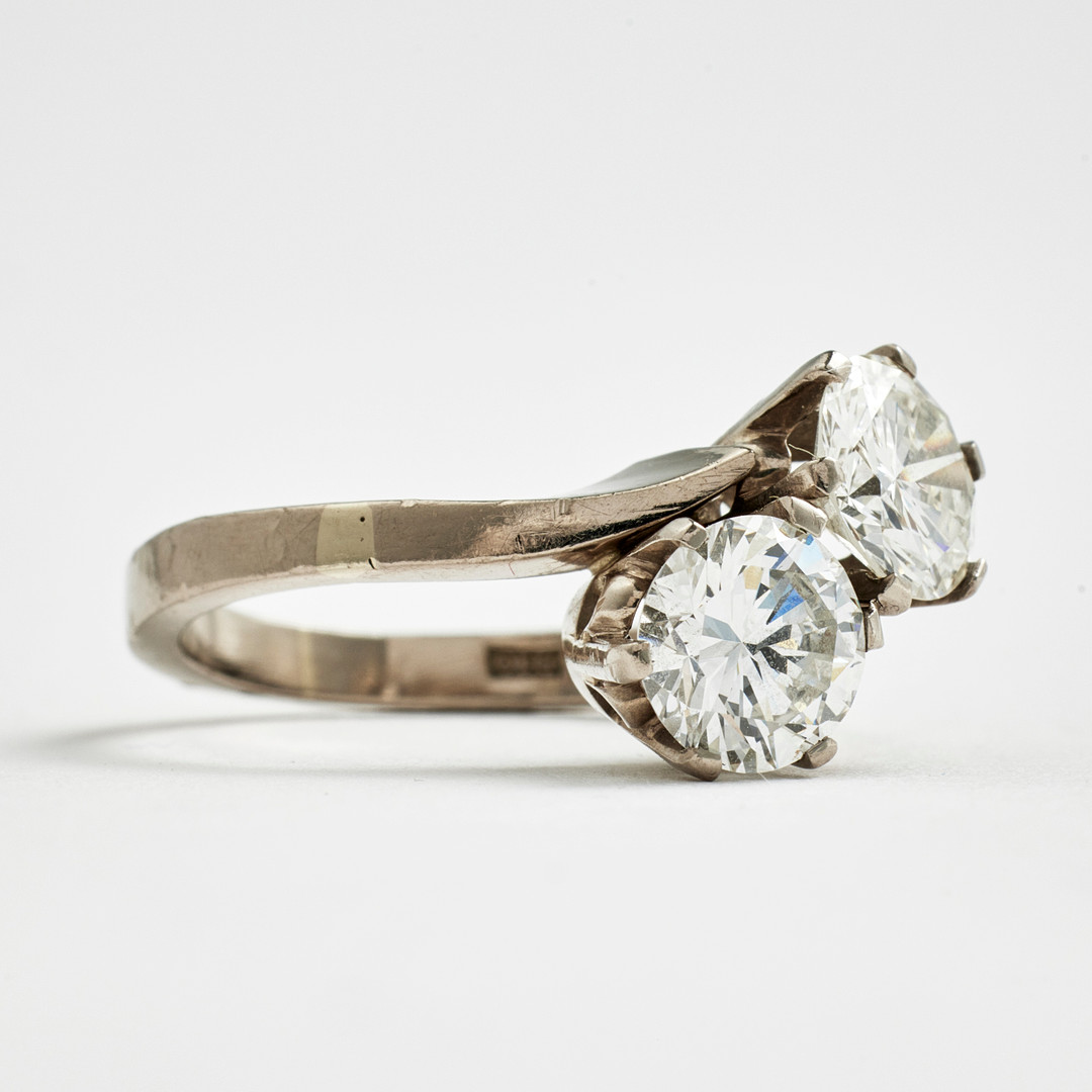 TVILLINGRING, 18 k vitguld, 2 briljantslipade diamanter à 0,95 ct resp. 0,96 ct, kvalitet G(TW)/IF, Stockholm 1978, otydlig mästarstämpel.