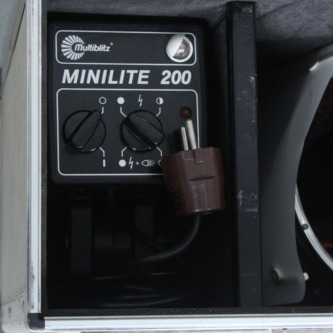 Konvolut Kameras und Zubehör - u.a. 'Mamiya 645', 'Multiblitz Minilite 200', div. Linsen und Stative.