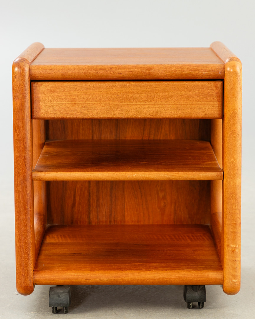 Møbelfabrikken Toften. Nachtschrank / Beistelltisch auf Rollen.