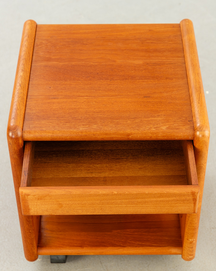Møbelfabrikken Toften. Nachtschrank / Beistelltisch auf Rollen.