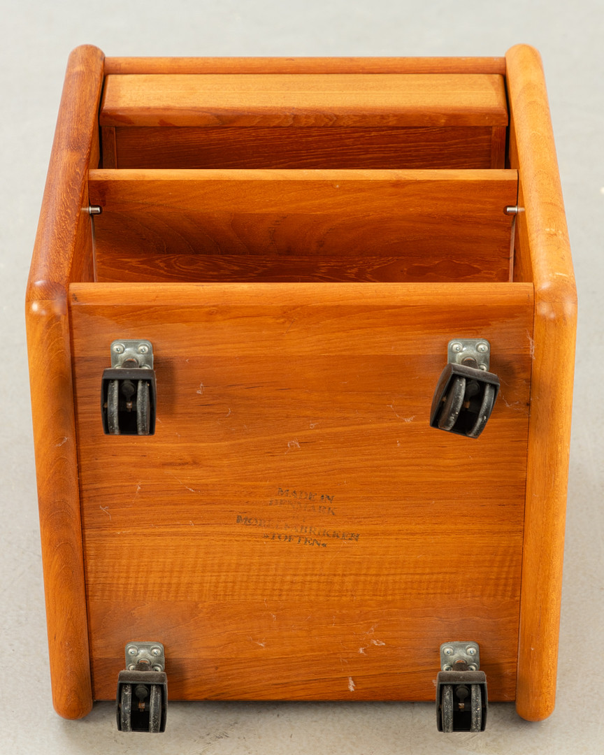 Møbelfabrikken Toften. Nachtschrank / Beistelltisch auf Rollen.
