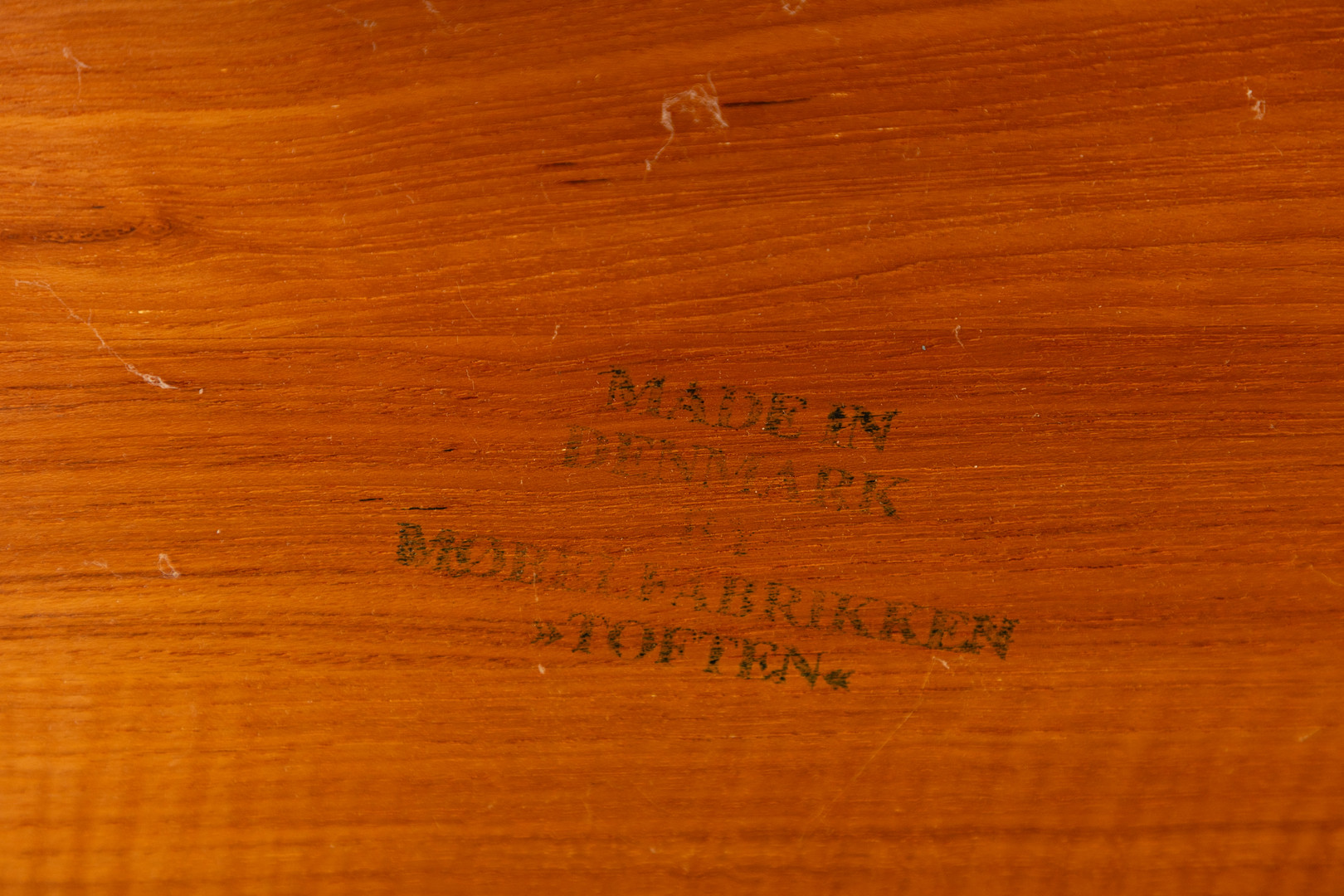 Møbelfabrikken Toften. Nachtschrank / Beistelltisch auf Rollen.