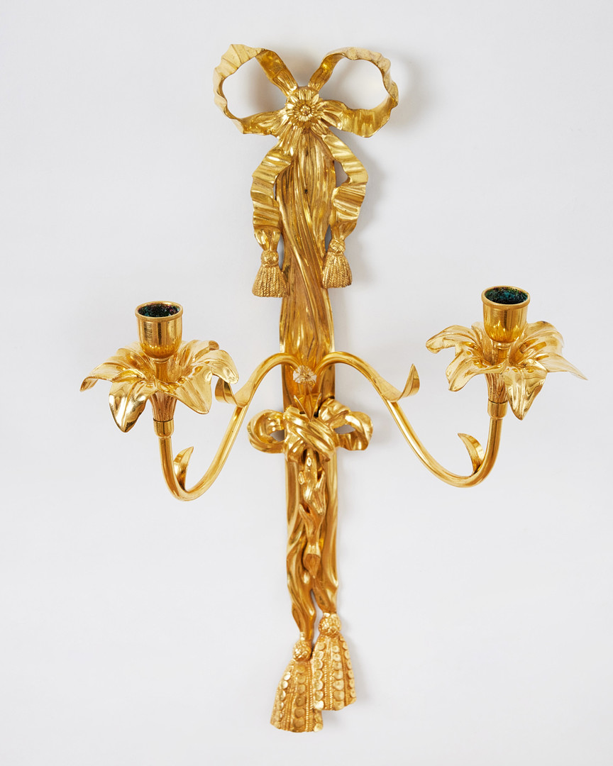 FREDRIC LUDVIG RUNG (kunglig hovciselör 1779, gördelmakarmästare 1788) tillskrivna, ett par appliquer, högklassiga gustavianska arbeten, för vardera två ljus, brännförgylld brons.