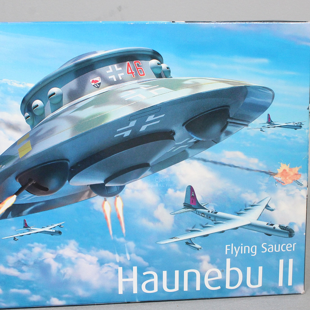 Modellbausatz 'Flying Saucer Haunebu II', Level 4, 1:72, 1. Serie.