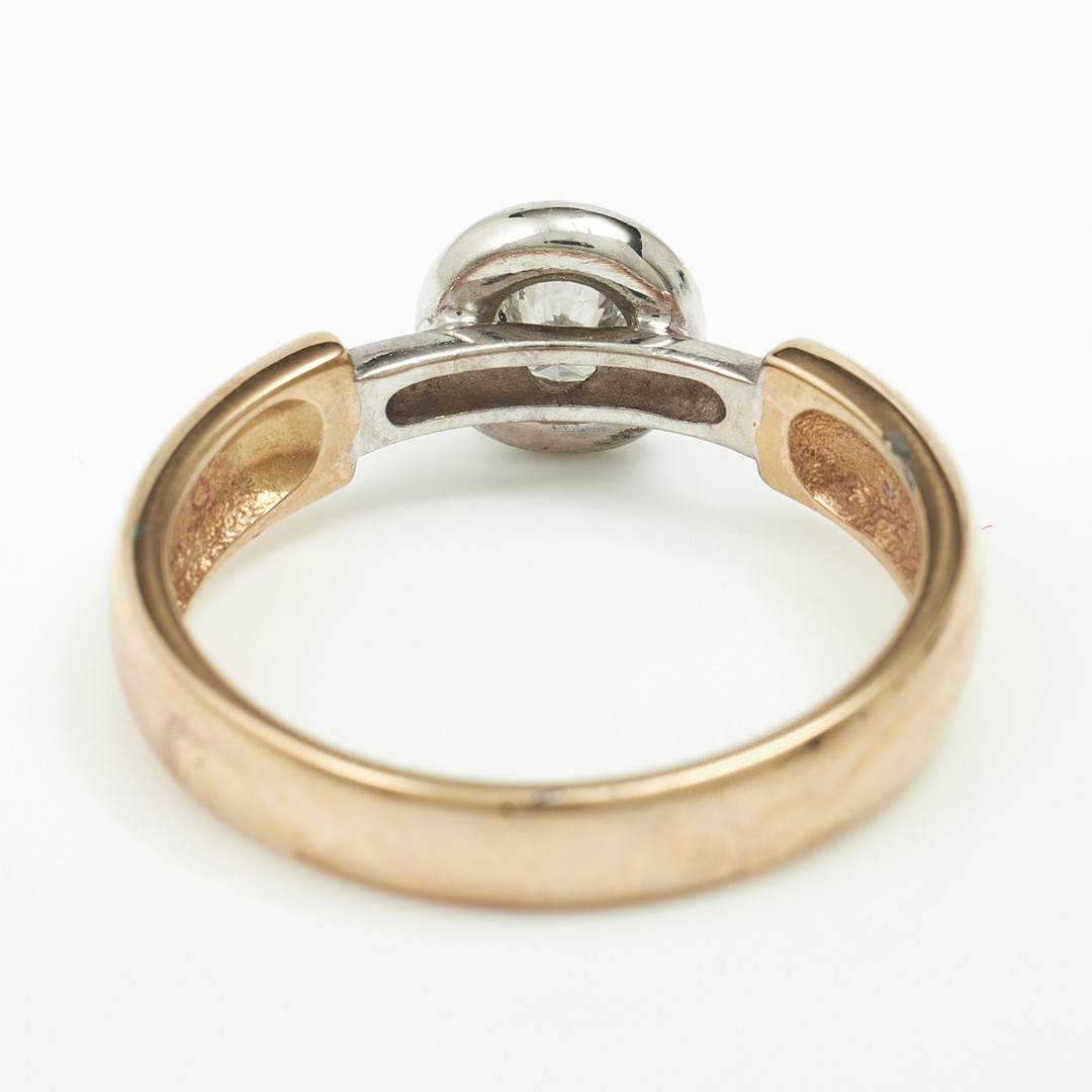 RING, 14 k röd/vitguld, briljant ca 0,30 ct, utländska stämplar.