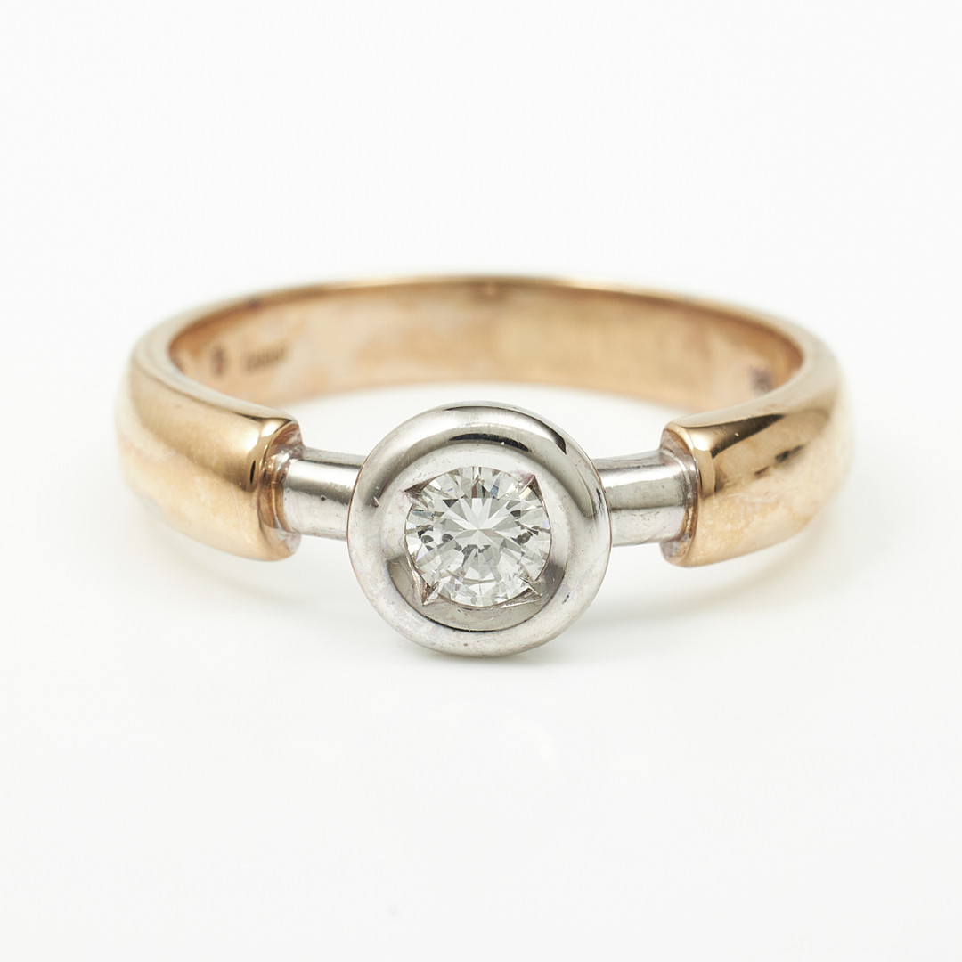 RING, 14 k röd/vitguld, briljant ca 0,30 ct, utländska stämplar.