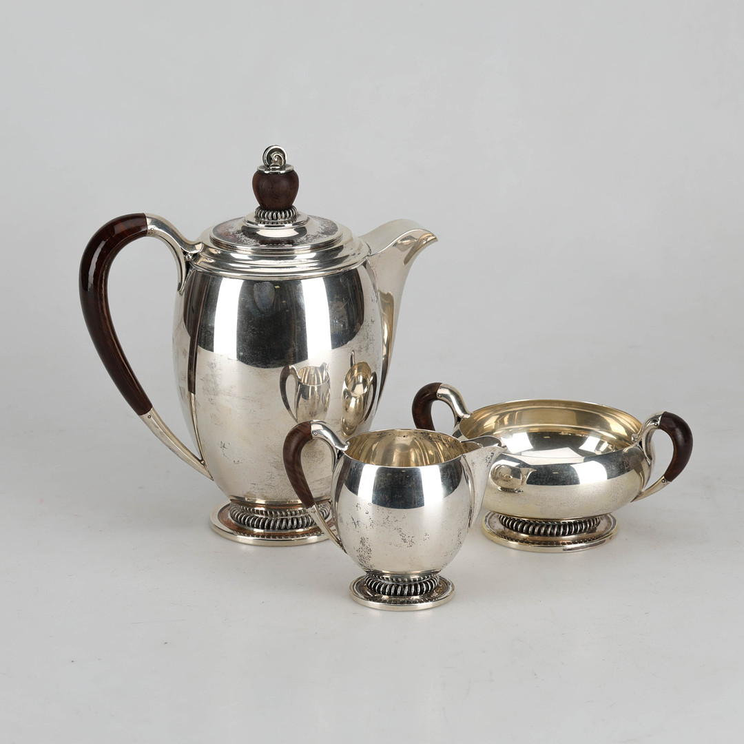 KAFFEKANNA med mjölksnipa och skål, silver och trä, signerat GHP, Danmark 1939.