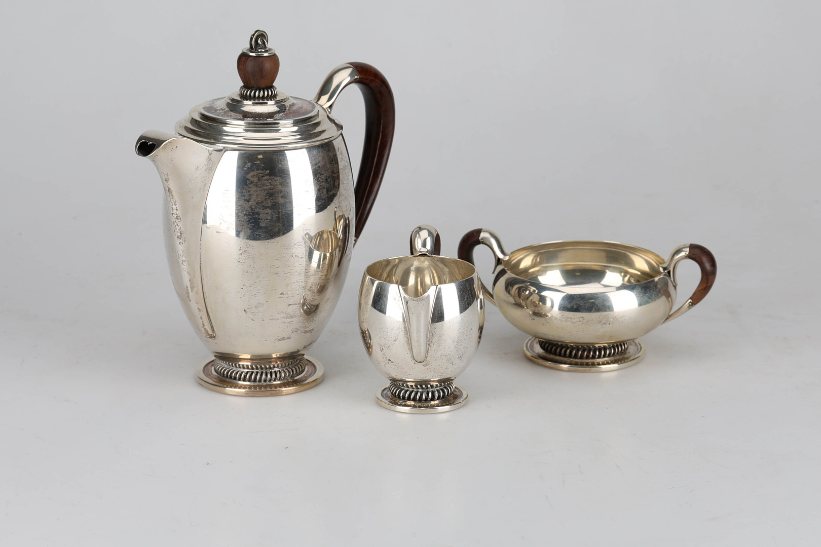 KAFFEKANNA med mjölksnipa och skål, silver och trä, signerat GHP, Danmark 1939.