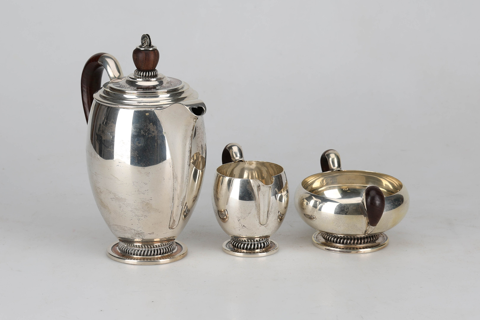 KAFFEKANNA med mjölksnipa och skål, silver och trä, signerat GHP, Danmark 1939.