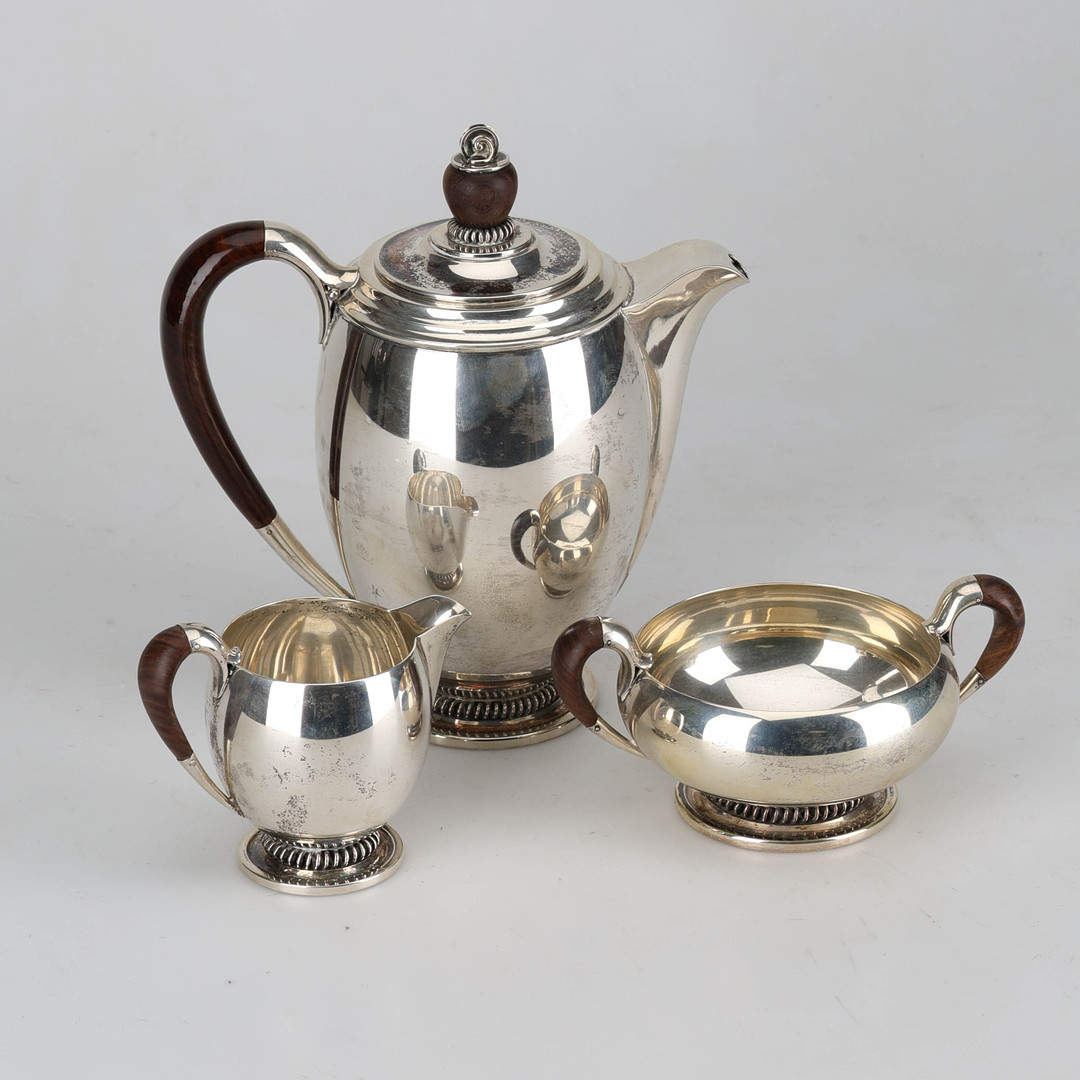 KAFFEKANNA med mjölksnipa och skål, silver och trä, signerat GHP, Danmark 1939.