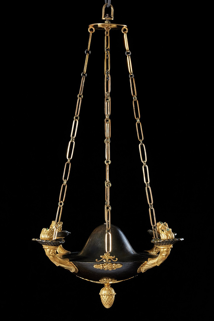 AMPEL, stockholmsarbete i empire, 1800-talets första kvartal, för fyra ljus, i form av romersk oljelampa, matterad och polerad brännförgylld brons samt förgylld och mörkpatinerad mässing.