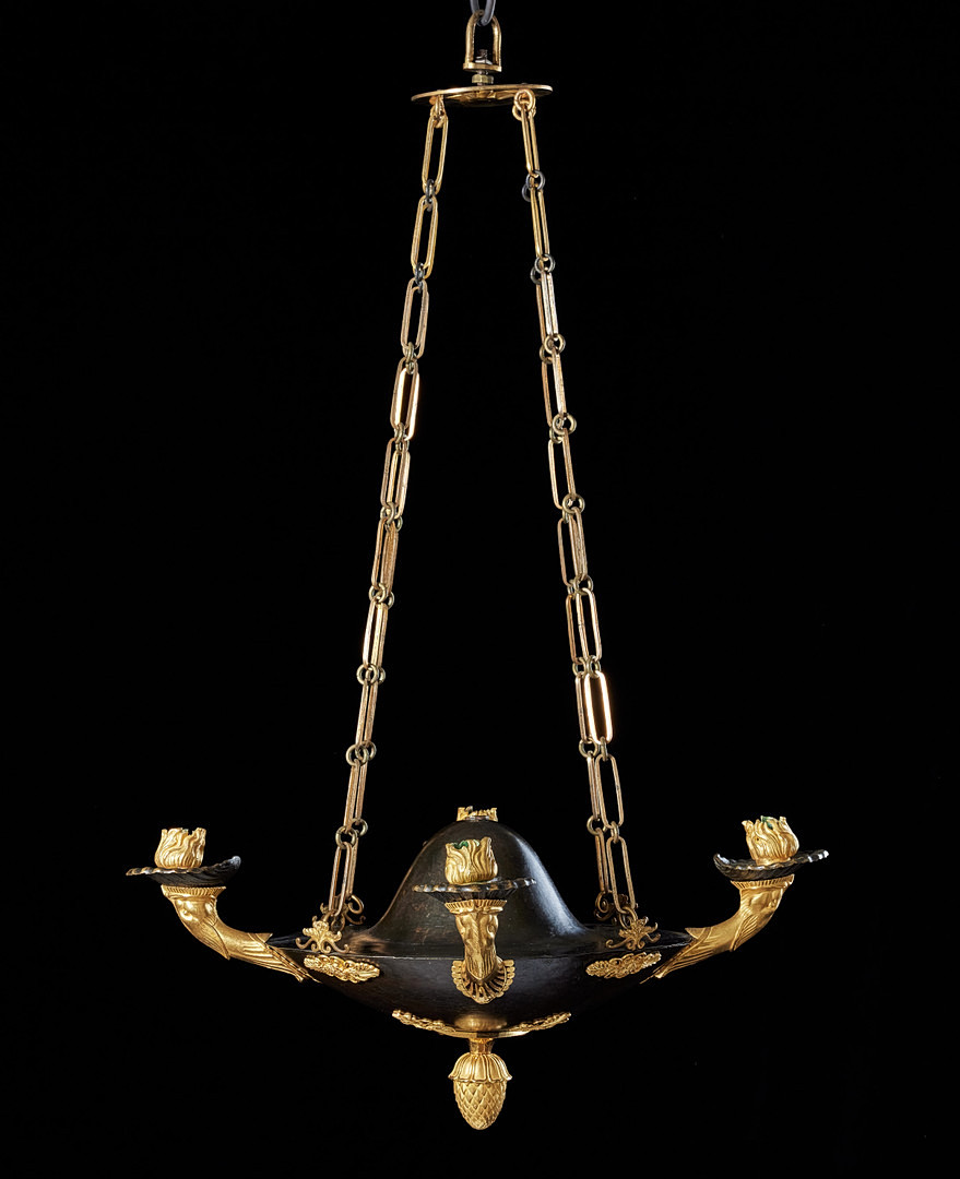 AMPEL, stockholmsarbete i empire, 1800-talets första kvartal, för fyra ljus, i form av romersk oljelampa, matterad och polerad brännförgylld brons samt förgylld och mörkpatinerad mässing.
