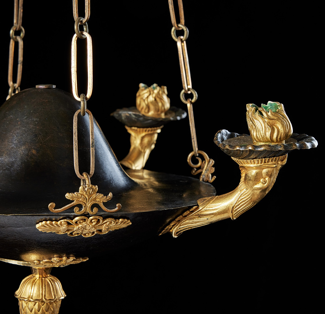 AMPEL, stockholmsarbete i empire, 1800-talets första kvartal, för fyra ljus, i form av romersk oljelampa, matterad och polerad brännförgylld brons samt förgylld och mörkpatinerad mässing.