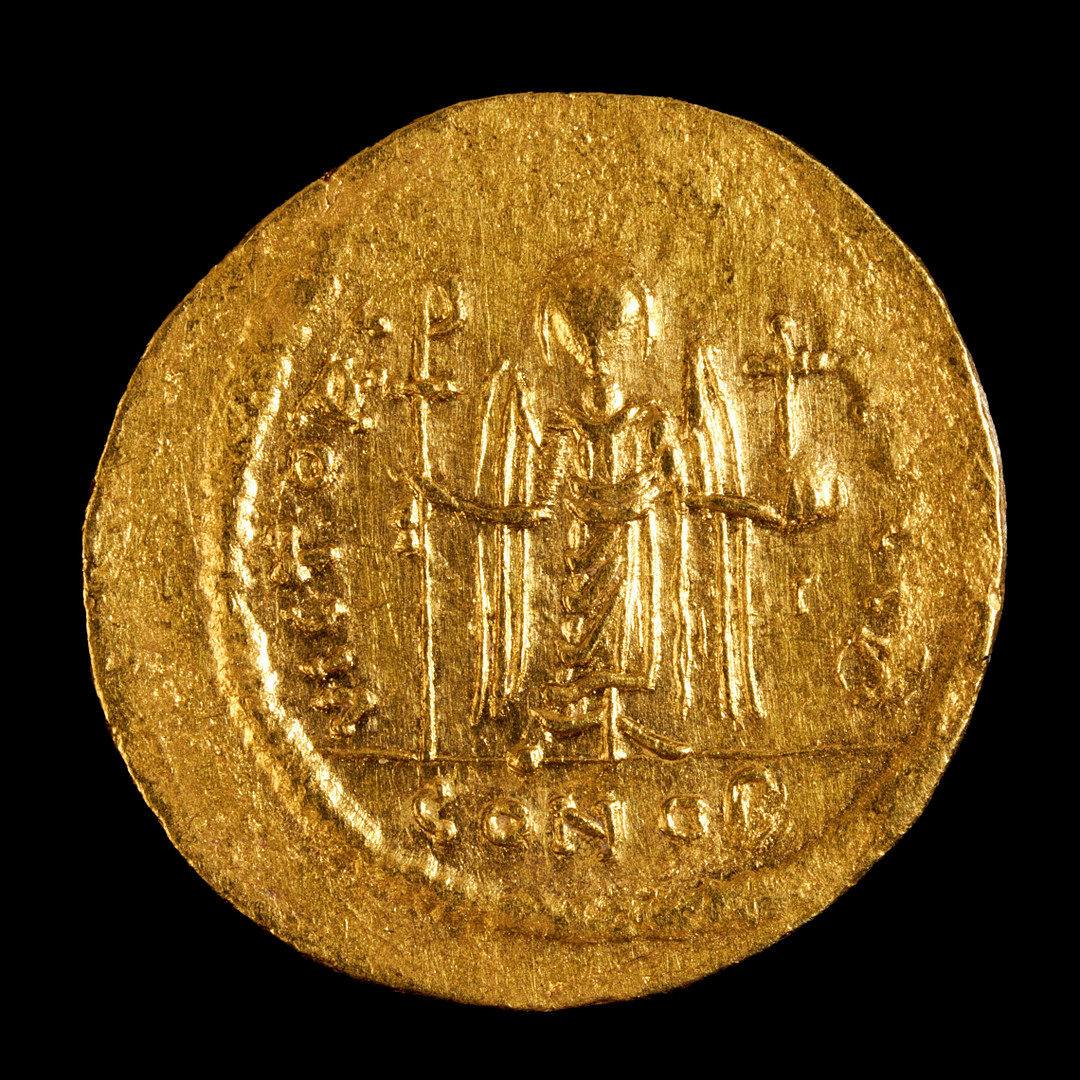 GULDMYNT, Maurikios Tiberios, bysantinsk kejsare 582-602, solidus, präglad i Konstantinopel, åtsidan med kejsaren avbildad hållande ett riksäpple, frånsidan med segergudinnan Victoria med en staurogramstav samt ett riksäpple.