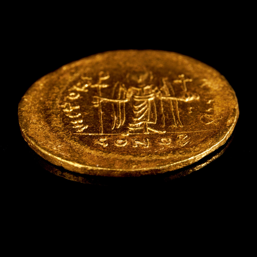 GULDMYNT, Maurikios Tiberios, bysantinsk kejsare 582-602, solidus, präglad i Konstantinopel, åtsidan med kejsaren avbildad hållande ett riksäpple, frånsidan med segergudinnan Victoria med en staurogramstav samt ett riksäpple.