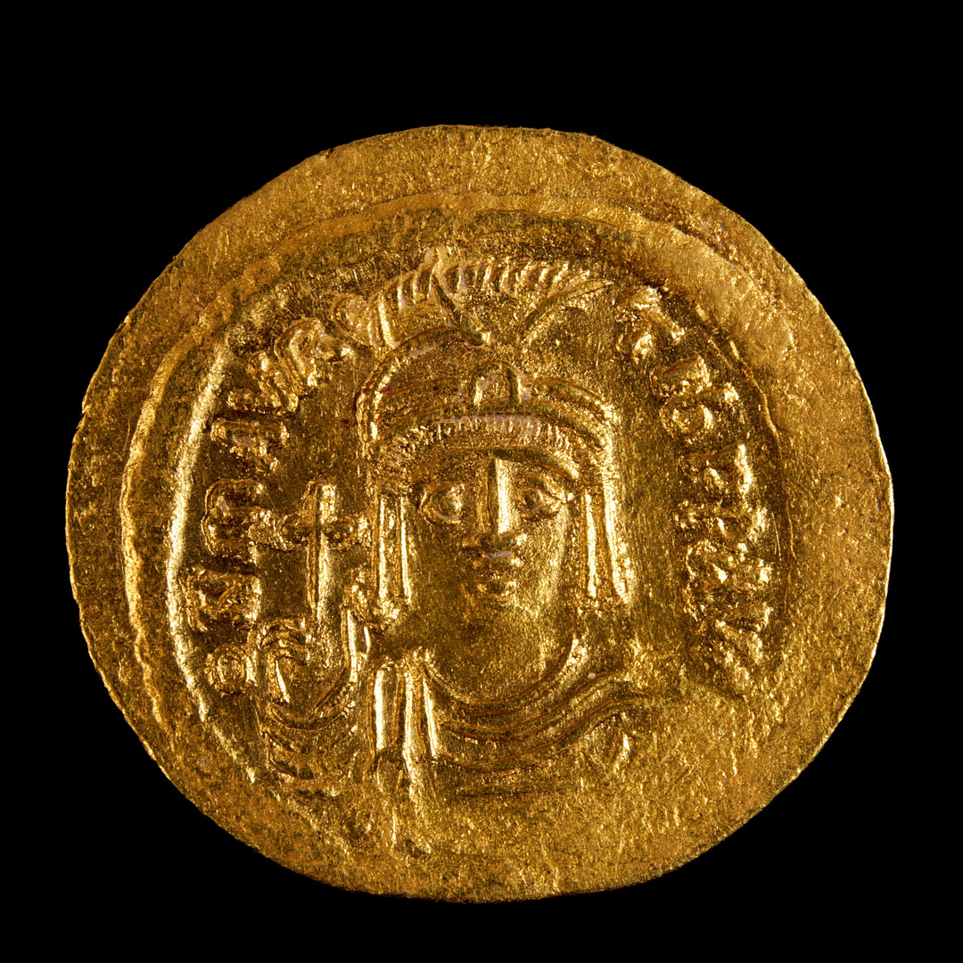 GULDMYNT, Maurikios Tiberios, bysantinsk kejsare 582-602, solidus, präglad i Konstantinopel, åtsidan med kejsaren avbildad hållande ett riksäpple, frånsidan med segergudinnan Victoria med en staurogramstav samt ett riksäpple.