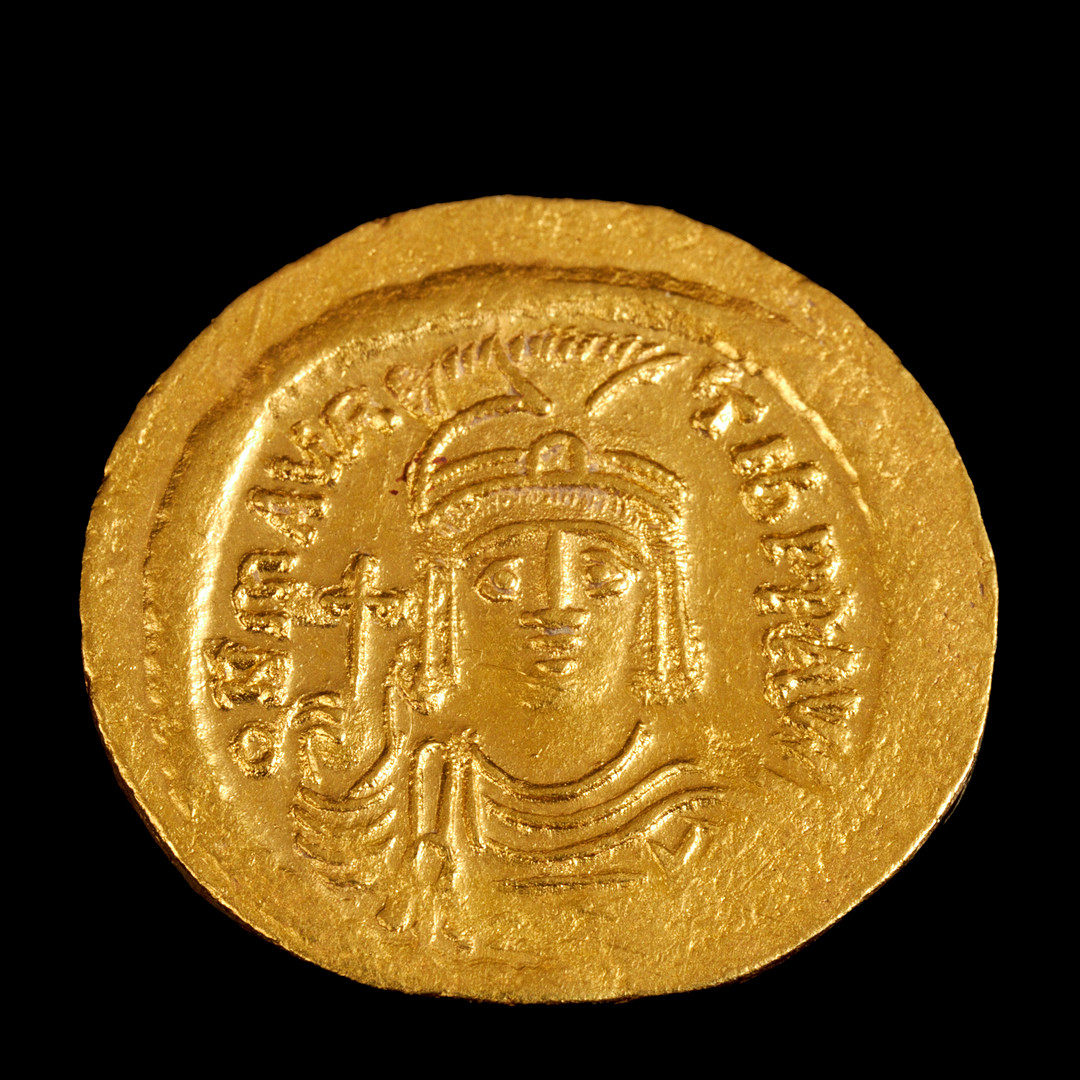 GULDMYNT, Maurikios Tiberios, bysantinsk kejsare 582-602, solidus, präglad i Konstantinopel, åtsidan med kejsaren avbildad hållande ett riksäpple, frånsidan med segergudinnan Victoria med en staurogramstav samt ett riksäpple.