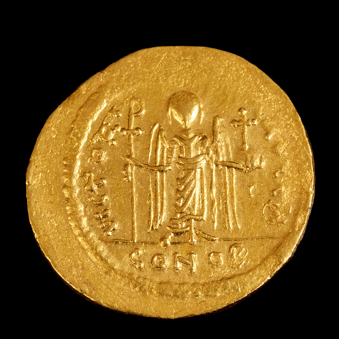 GULDMYNT, Maurikios Tiberios, bysantinsk kejsare 582-602, solidus, präglad i Konstantinopel, åtsidan med kejsaren avbildad hållande ett riksäpple, frånsidan med segergudinnan Victoria med en staurogramstav samt ett riksäpple.