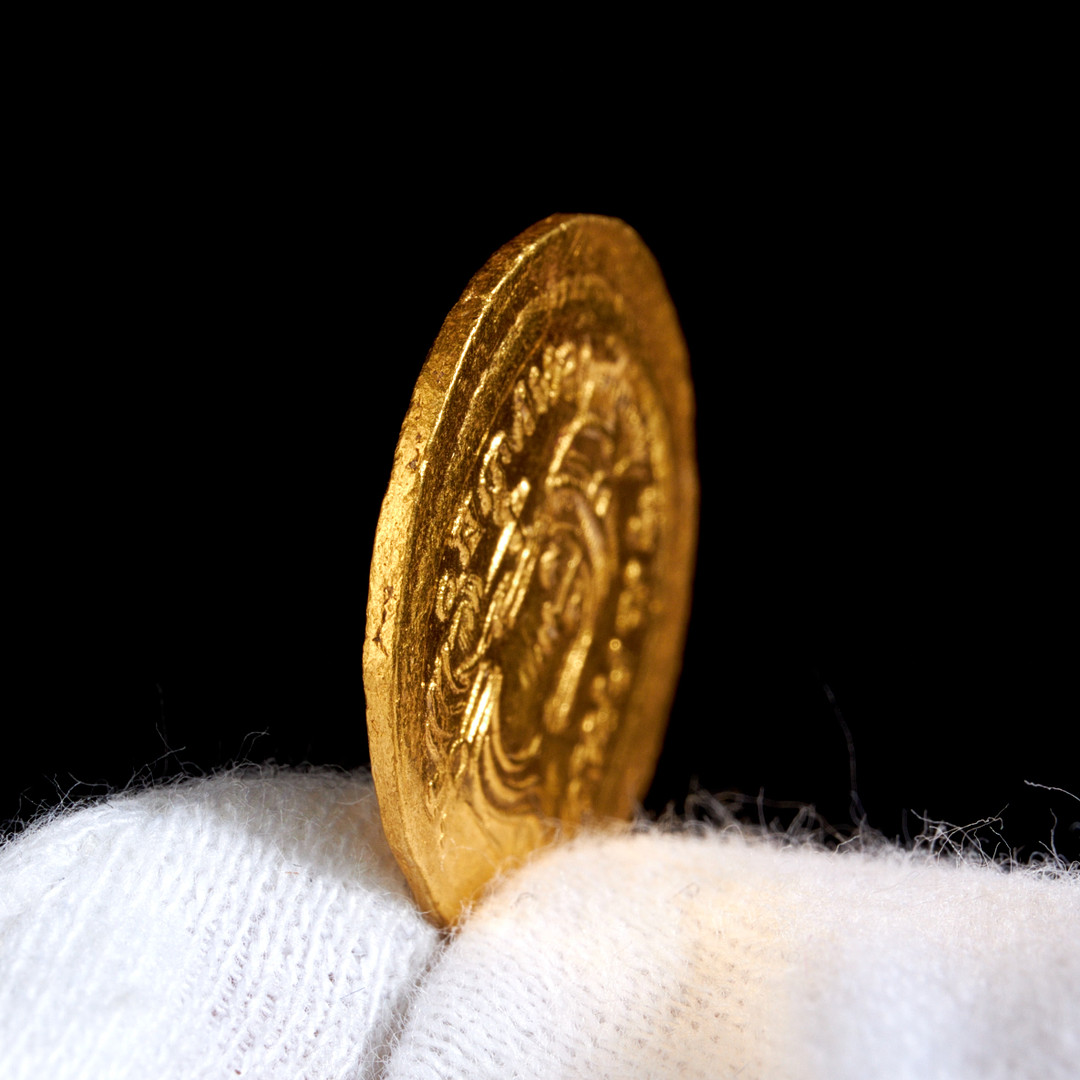 GULDMYNT, Maurikios Tiberios, bysantinsk kejsare 582-602, solidus, präglad i Konstantinopel, åtsidan med kejsaren avbildad hållande ett riksäpple, frånsidan med segergudinnan Victoria med en staurogramstav samt ett riksäpple.