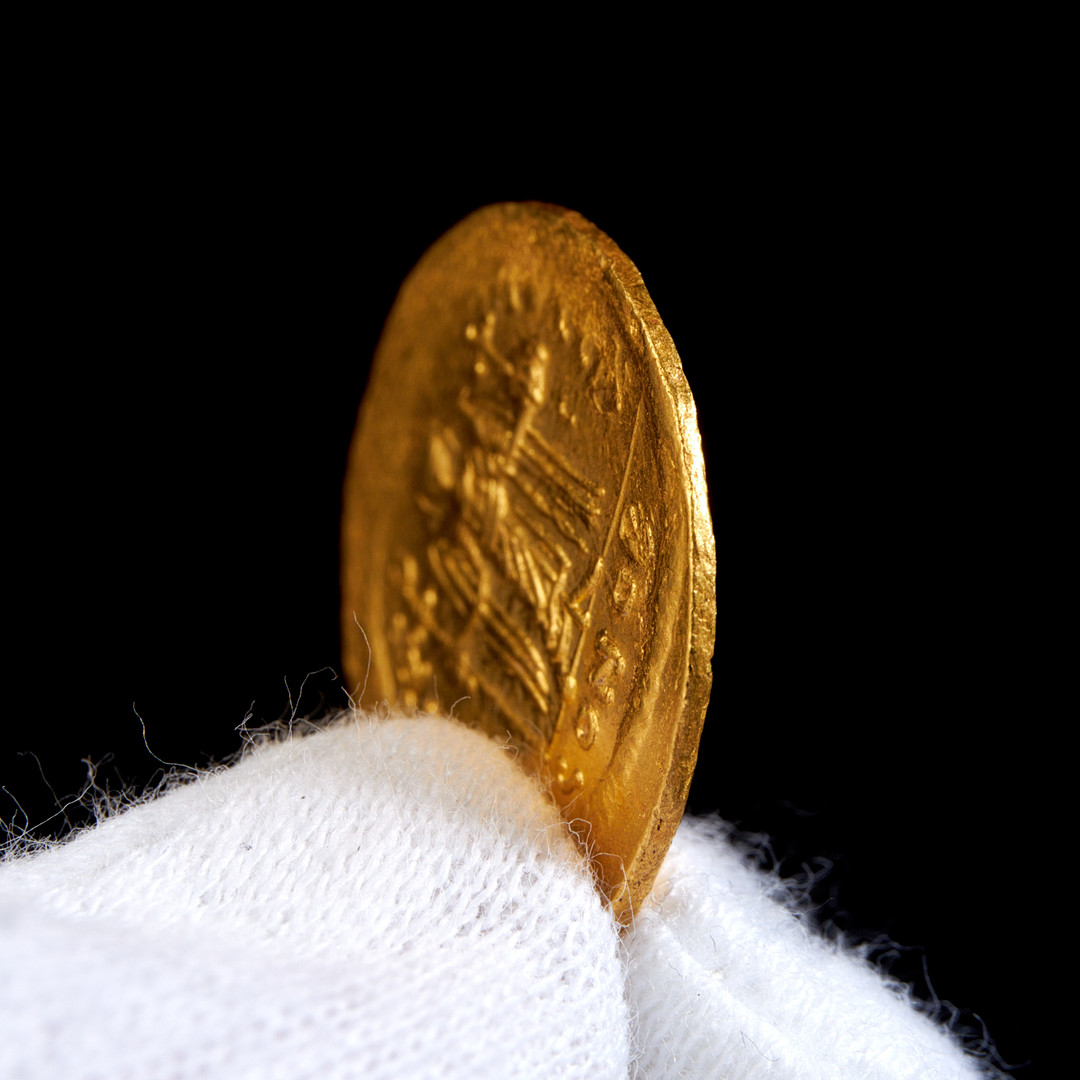 GULDMYNT, Maurikios Tiberios, bysantinsk kejsare 582-602, solidus, präglad i Konstantinopel, åtsidan med kejsaren avbildad hållande ett riksäpple, frånsidan med segergudinnan Victoria med en staurogramstav samt ett riksäpple.
