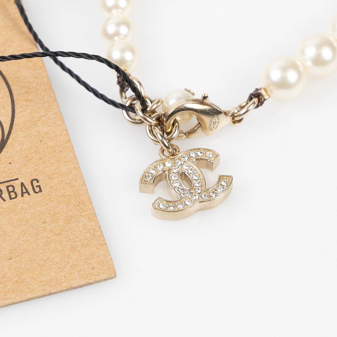 CHANEL, Armband, Costume jewelry, Faux Pearl och guldpläterat CC-berlock med strasstenar, 2011.
