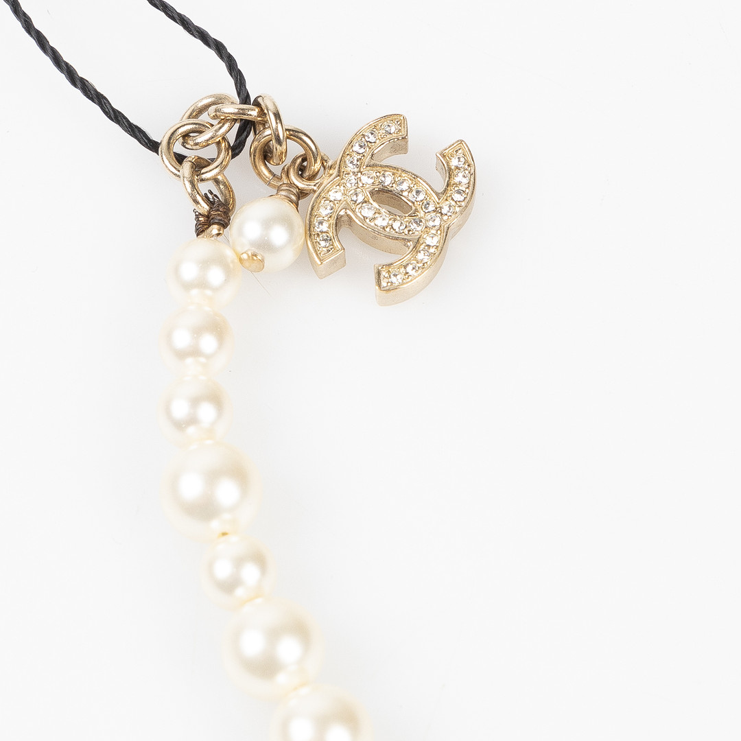 CHANEL, Armband, Costume jewelry, Faux Pearl och guldpläterat CC-berlock med strasstenar, 2011.