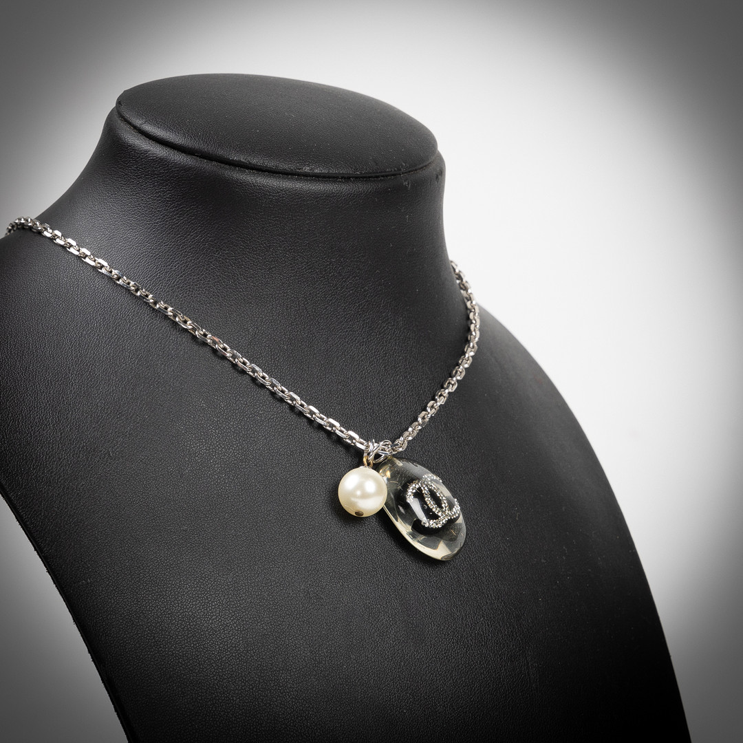 CHANEL, Halsband, Costume jewelry, kedja med hänge i resin med CC strasstenar, höst/vinterkollektionen 2004.