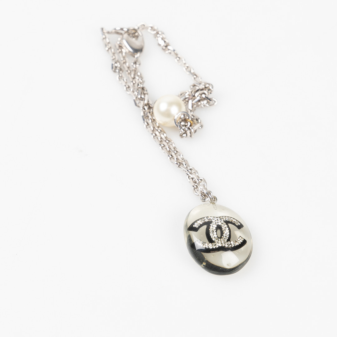 CHANEL, Halsband, Costume jewelry, kedja med hänge i resin med CC strasstenar, höst/vinterkollektionen 2004.