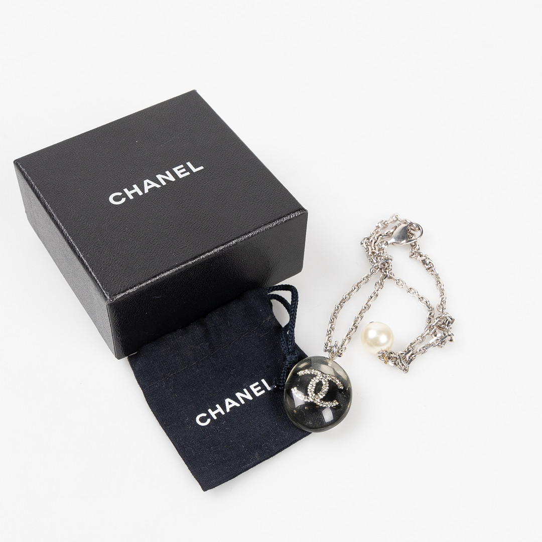 CHANEL, Halsband, Costume jewelry, kedja med hänge i resin med CC strasstenar, höst/vinterkollektionen 2004.