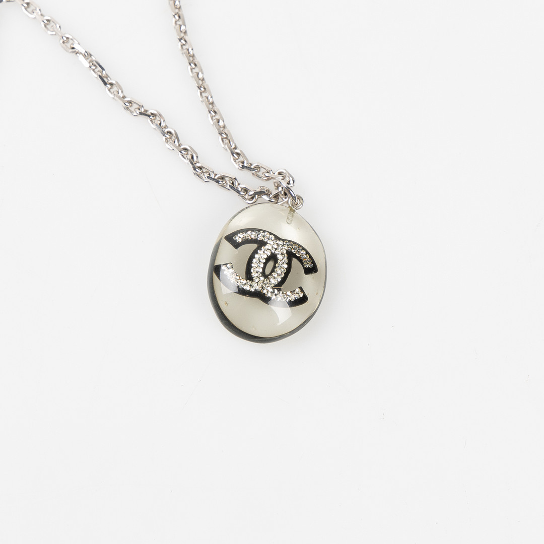 CHANEL, Halsband, Costume jewelry, kedja med hänge i resin med CC strasstenar, höst/vinterkollektionen 2004.