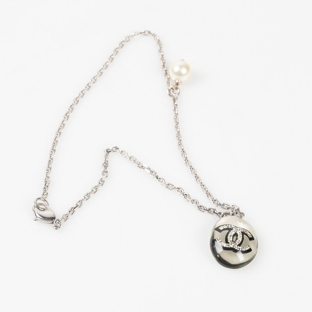 CHANEL, Halsband, Costume jewelry, kedja med hänge i resin med CC strasstenar, höst/vinterkollektionen 2004.