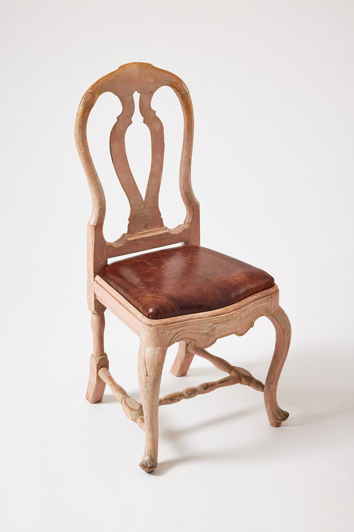 SALSSTOLAR, ett par, rokoko, Sverige 1700-talets andra hälft, träskuren dekor, framtagen originalfärg i rosa.