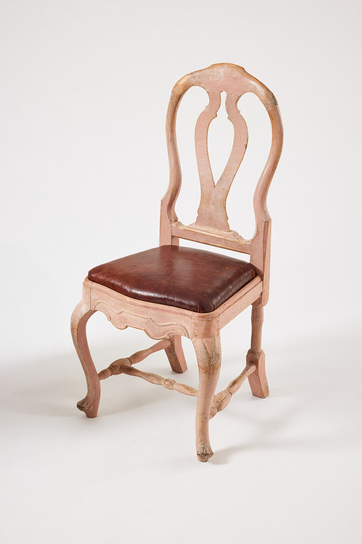 SALSSTOLAR, ett par, rokoko, Sverige 1700-talets andra hälft, träskuren dekor, framtagen originalfärg i rosa.