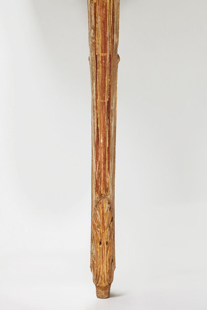 KONSOLBORD, stockholmsarbete i rokoko, 1700-talets andra hälft, träskuren dekor, framtagen äldre förgyllning med polerat guld och slagmetall.