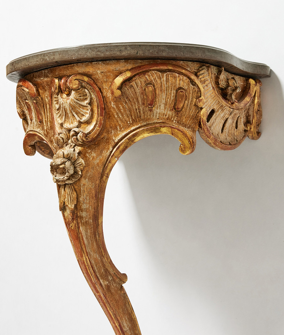 KONSOLBORD, stockholmsarbete i rokoko, 1700-talets andra hälft, träskuren dekor, framtagen äldre förgyllning med polerat guld och slagmetall.