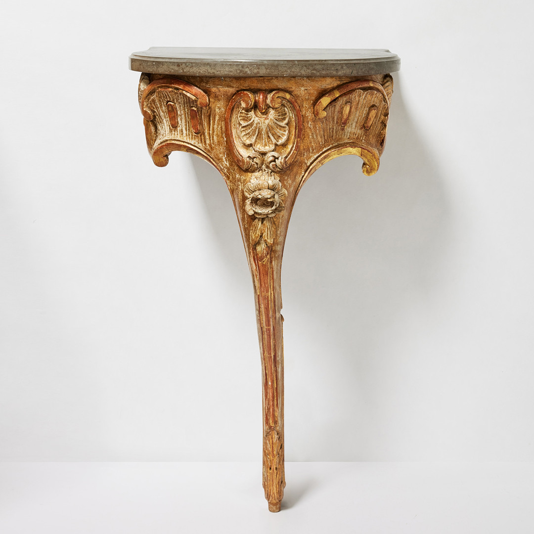 KONSOLBORD, stockholmsarbete i rokoko, 1700-talets andra hälft, träskuren dekor, framtagen äldre förgyllning med polerat guld och slagmetall.