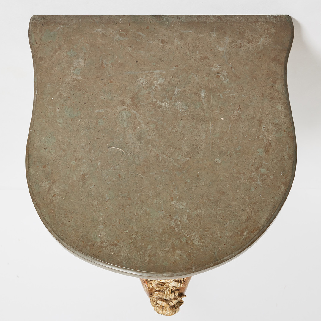 KONSOLBORD, stockholmsarbete i rokoko, 1700-talets andra hälft, träskuren dekor, framtagen äldre förgyllning med polerat guld och slagmetall.