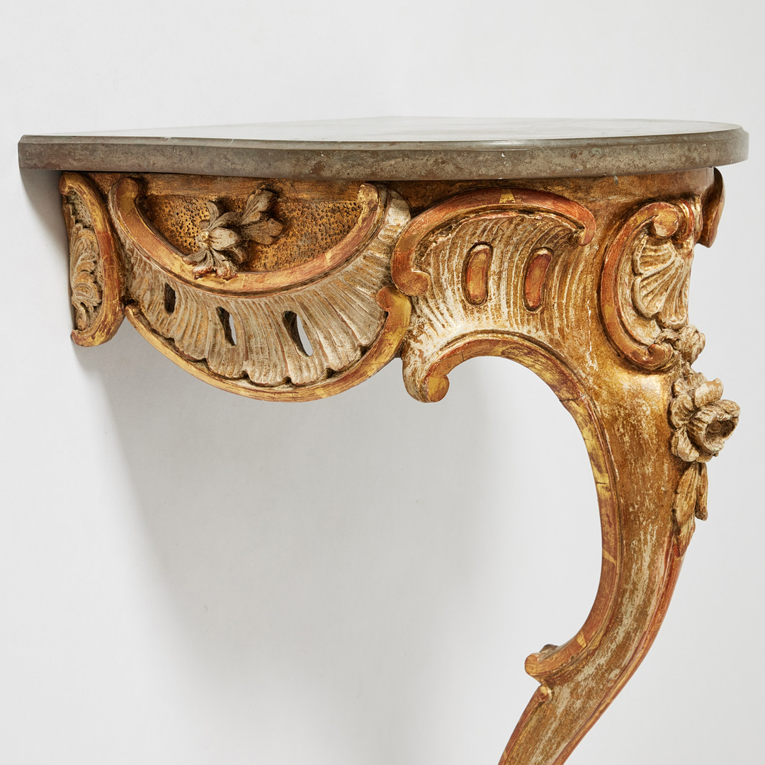 KONSOLBORD, stockholmsarbete i rokoko, 1700-talets andra hälft, träskuren dekor, framtagen äldre förgyllning med polerat guld och slagmetall.