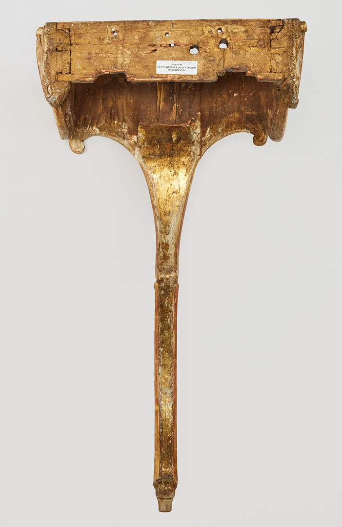 KONSOLBORD, stockholmsarbete i rokoko, 1700-talets andra hälft, träskuren dekor, framtagen äldre förgyllning med polerat guld och slagmetall.
