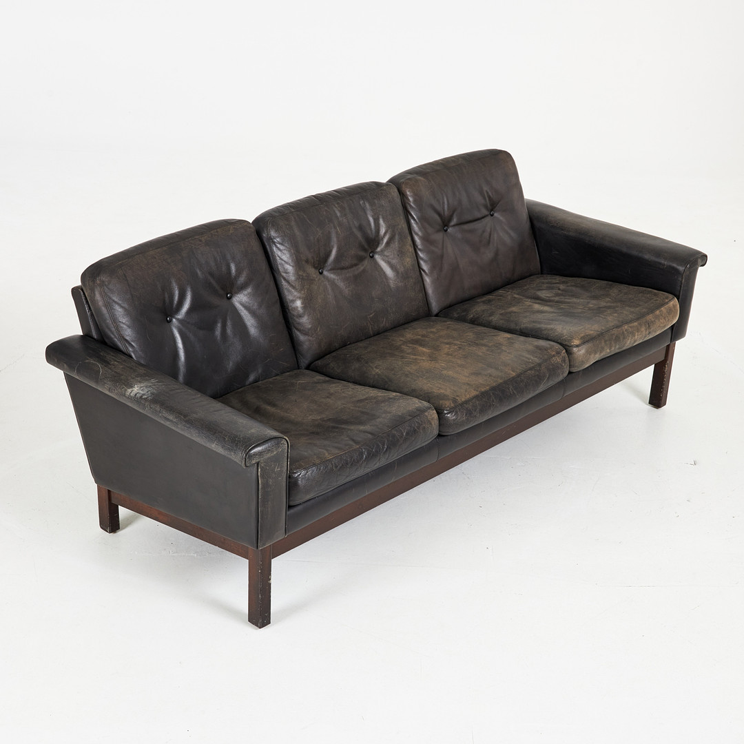 SOFFA, ca 1960/70-tal, svart läder, löstagbara plymåer.