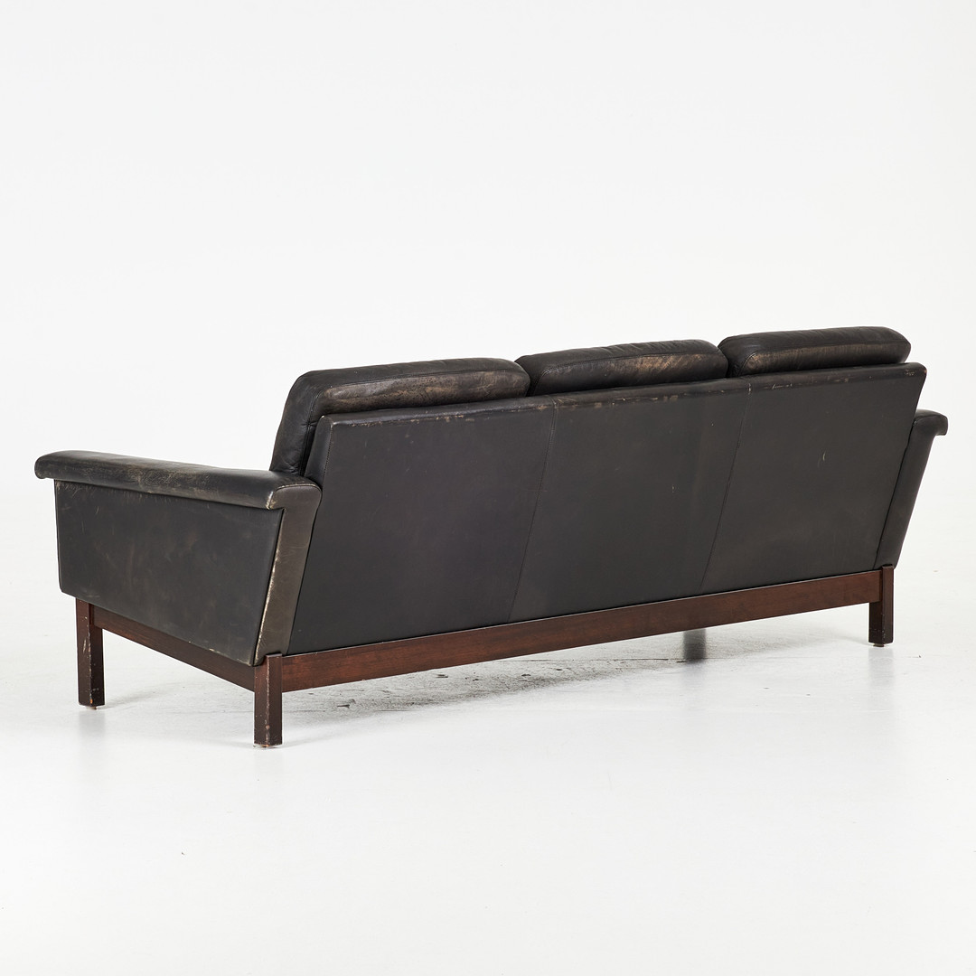 SOFFA, ca 1960/70-tal, svart läder, löstagbara plymåer.