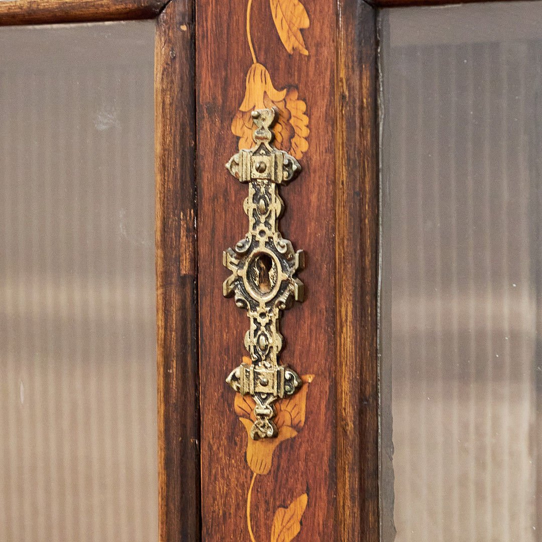 VITRINSKÅP, 1700-tal, Holland, fanérat i mahogny, dekor av bloemen-marqueterie, invändigt med plyschklädda i hyllplan.