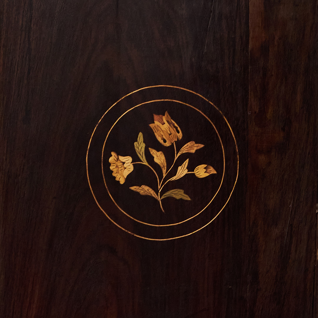 VITRINSKÅP, 1700-tal, Holland, fanérat i mahogny, dekor av bloemen-marqueterie, invändigt med plyschklädda i hyllplan.