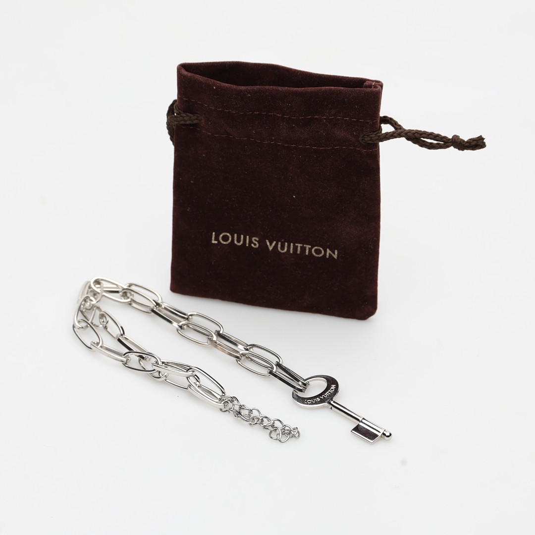 LOUIS VUITTON, silverfrgad halsband med nyckel. - Stockholms Auktionsverk
