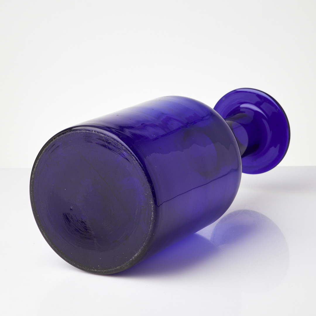 OTTO BAUER. Flaska, 1960-tal, blått glas, Holmegaard.